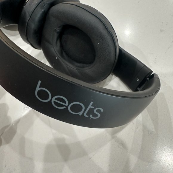 Beats Studio Wireless Over-Ear Headphone - Matte Black (Old Model) - Picture 2 of 4
